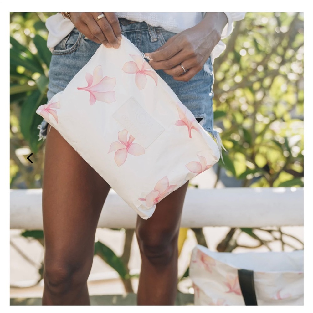 *Discontinued* Aloha Collection/Coco Moon MID Pouch NWT ✨Rare✨ - Picture 2 of 7